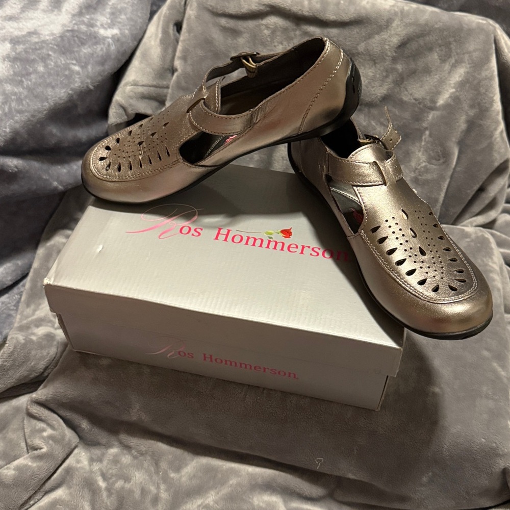 Ros Hommerson Silver perforated Mary Jane metallic Cameo Loafers size 8 Narrow